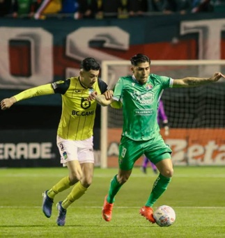 Balón de fútbol sobre el césped de un estadio
