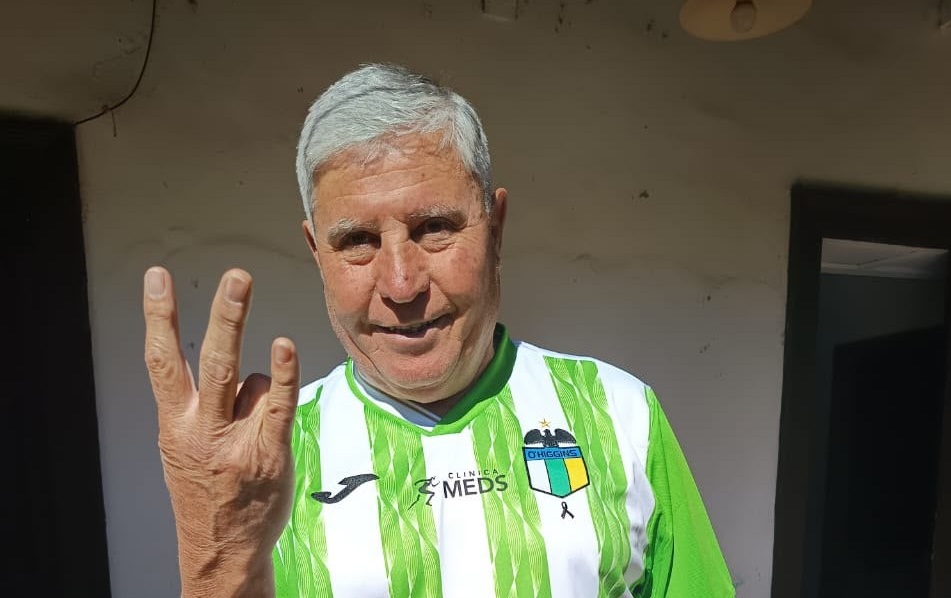 Hinchada celebrando en un estadio de fútbol